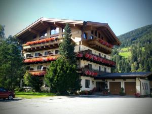 Nespecifikovaný výhled na hory nebo výhled na hory při pohledu z hotelu