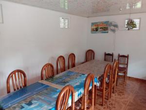 comedor con mesa y sillas en Shivalaya Homestay, en Madikeri