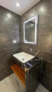 een badkamer met een wastafel en een spiegel bij Studios&Apartment Niko Luka in Ksamil