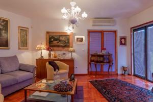 uma sala de estar com um sofá e uma mesa em Villa Aquarius, Podstrana, Croatia em Podstrana