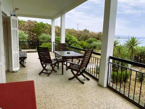 eine Terrasse mit einem Tisch und Stühlen auf dem Balkon in der Unterkunft Casa Santa Agua in Amolianí