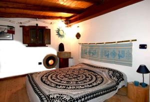um quarto com uma cama num quarto em Splendida villa in riva al mare em Orosei