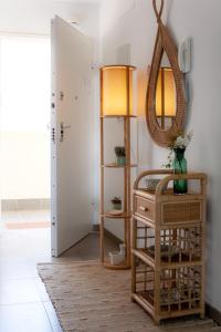 einen Spiegel und einen Tisch in einem Zimmer mit Tür in der Unterkunft MAR y SAL in Roquetas de Mar