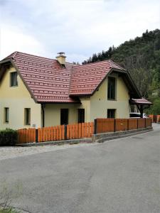 een huis met een rood dak en een hek bij Siesta apartment Bled in Bled
