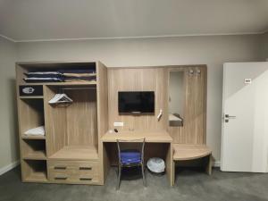 A television and/or entertainment centre at Dependance La Mouette