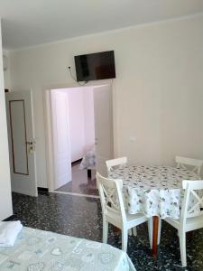 - une salle à manger avec une table et des chaises dans l'établissement Affittacamere DA MARIA TERESA, à Sestri Levante