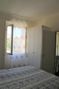 a bedroom with a bed and a window at Affittacamere DA MARIA TERESA in Sestri Levante
