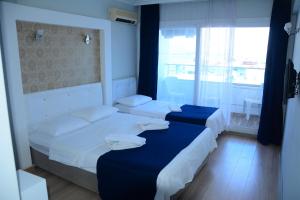 Ein Bett oder Betten in einem Zimmer der Unterkunft Marla Didim Otel