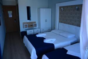 Ein Bett oder Betten in einem Zimmer der Unterkunft Marla Didim Otel