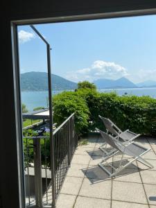 a balcony with a view of the water at Regina e Oriente - La casa del Moro in Baveno