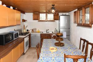 uma cozinha com uma mesa e uma toalha de mesa em Splendida villa in riva al mare em Orosei
