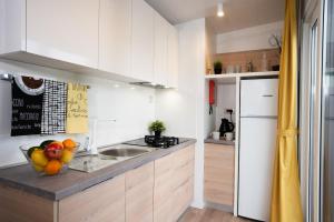 Virtuve vai virtuves zona naktsmītnē Lavanda Mobile Home at Terra Park Spiritos camp