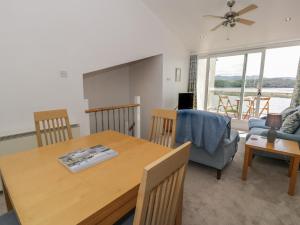 een eetkamer en een woonkamer met een tafel en stoelen bij 25 South Snowdon Wharf in Porthmadog