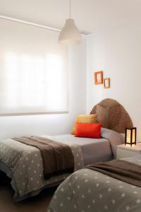 2 nebeneinander sitzende Betten in einem Schlafzimmer in der Unterkunft MAR y SAL in Roquetas de Mar