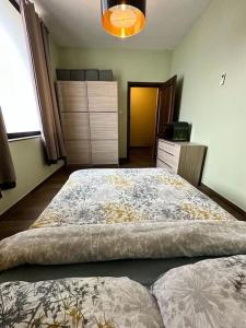 A bed or beds in a room at 2 Bedroom Apartment For Rent