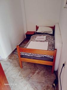 Postel nebo postele na pokoji v ubytování Buffet M Apartments and Rooms Obrovac