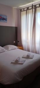 Katil atau katil-katil dalam bilik di Logis Hotel Grangier