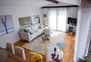 een woonkamer met een bank en een tafel bij Unieke woonboot in Harlingen in Harlingen