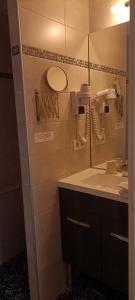 Bilik mandi di Logis Hotel Grangier
