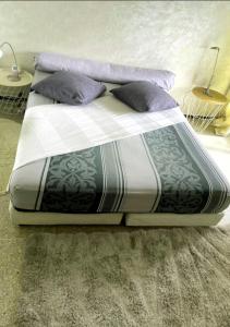 - un lit avec 2 oreillers dans l'établissement Appartement RIM, à Casablanca
