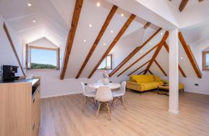 kuchnia i salon z drewnianymi belkami stropowymi w obiekcie Casa Antika Suites w mieście Cavtat