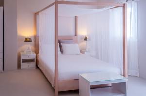 Posteľ alebo postele v izbe v ubytovaní Milos Bay Suites