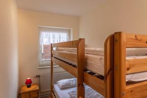 - une chambre avec 2 lits superposés et une fenêtre dans l'établissement Up de Ring 26-28 Ferienwohnung 50175, à Carolinensiel