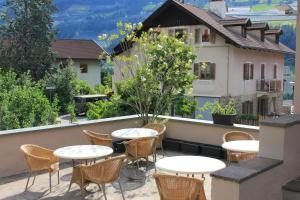 un grupo de mesas y sillas en un patio en B&B Kehrerhof, en Rifiano