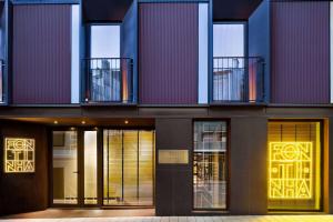 un edificio con puertas y ventanas coloridas. en Fontinha Porto, Trademark Collection by Wyndham, en Oporto