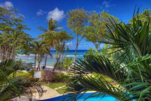 - Vistas a la playa desde un complejo con palmeras en Holiday Home 104, en Christ Church
