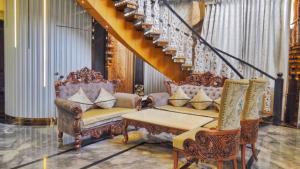 - un salon avec deux chaises et un escalier dans l'établissement Heritage Home Stay, à Ujjain