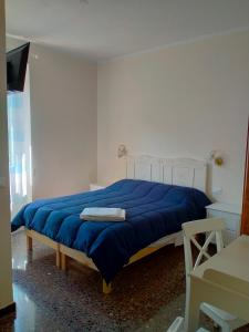 1 dormitorio con 1 cama con manta azul en Affittacamere DA MARIA TERESA, en Sestri Levante