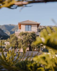 ヒマラにあるVila Nataliの山を背景にした丘の上の住宅