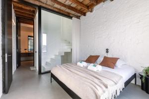 sypialnia z dużym łóżkiem i schodami w obiekcie House K w mieście Kortrijk