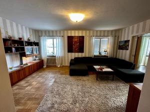 Ljungaverk的住宿－Ljungaverk trerummare 90kvm，客厅配有沙发和桌子