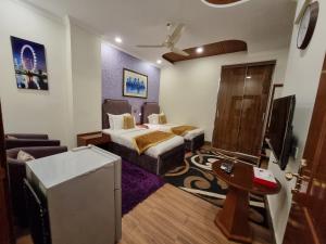 Hayyat Luxury Apartments في لاهور: غرفه فندقيه بسرير واريكه