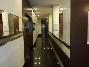 a hallway in a building with a hallway at Fenicia Palace Hotel in Varginha