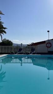 Blick auf einen Swimmingpool in einem Resort in der Unterkunft Salobre Blue Sky 1 - Adults Only in Salobre + 11 Fotos