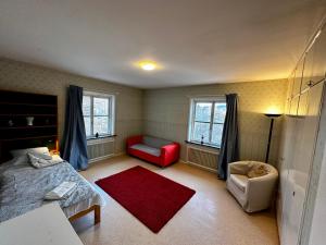 Ljungaverk的住宿－Ljungaverk trerummare 90kvm，一间卧室配有一张床、一把椅子和窗户。