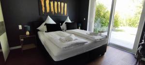 Postel nebo postele na pokoji v ubytování Quartier4 - mit privater Außensauna!