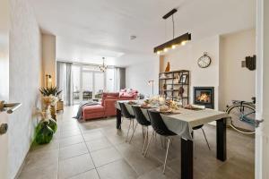 ein Esszimmer und ein Wohnzimmer mit einem Tisch und einem Sofa in der Unterkunft Spacious house with 3 terraces in Nieuwpoort