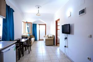 Μια τηλεόραση ή/και κέντρο ψυχαγωγίας στο Four Seasons Apart Hotel