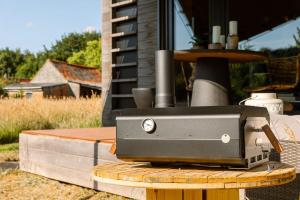 a machine sitting on top of a wooden table at Tiny House nabij Brugge in Beernem