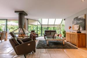 sala de estar con sofá y mesa en Peacefully located villa with stunning garden and hot tub en Oostkamp