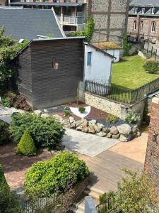 an aerial view of a backyard with a building at La maison du tripot in Honfleur