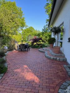 a brick walkway in front of a house at Ferienwohnung Rehblick in Reken - Ruhe & Erholung pur! in Reken