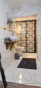 bagno con lavandino e servizi igienici di Heart of İstanbul a Istanbul
