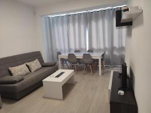 a living room with a couch and a table at apartamento vacacional in Calpe