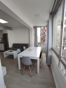 a white table and chairs in a living room at apartamento vacacional in Calpe