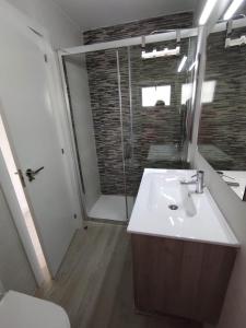 a bathroom with a sink and a shower at apartamento vacacional in Calpe